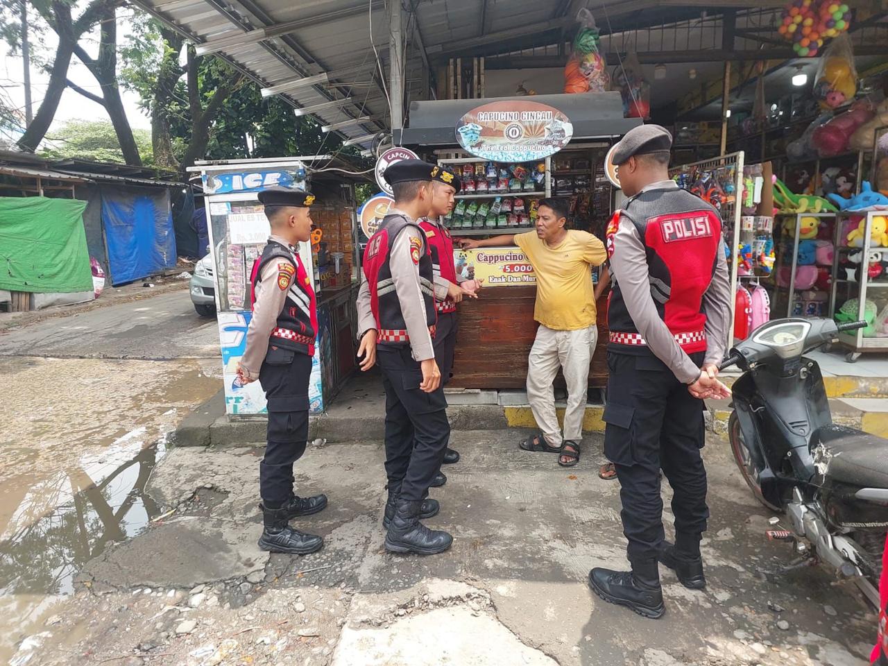 Perkuat Keamanan di Gunung Putri, Personil Korps Sabhara Blusukan Pantau Pasar dan Perumahan