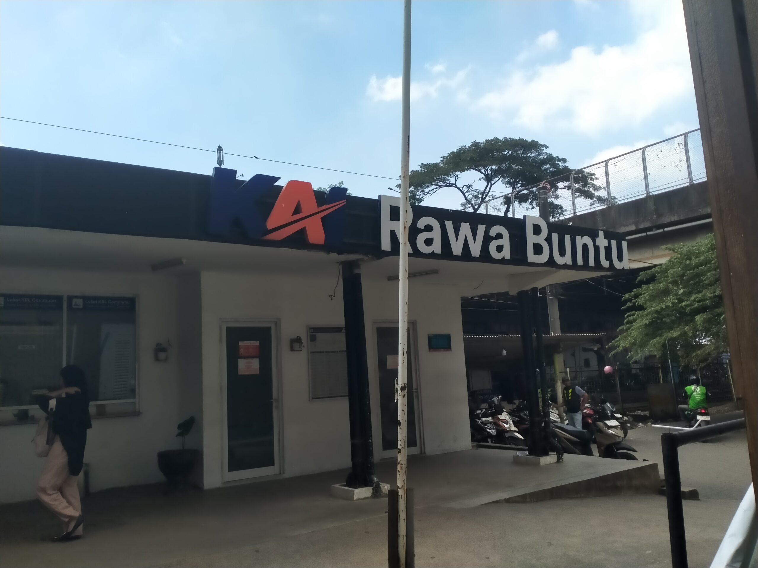 PT KAI Stasiun Rawa Buntu Oknum Petugas Mempermainkan Penumpang Tidak Ada Kejelasan Hingga Larut Malam