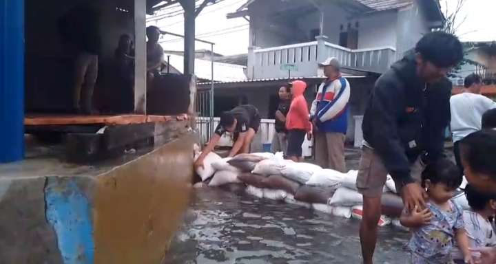 Warga Panik Mengungsi, Banjir Kian Tinggi Melanda Pondok Arum Tangerang