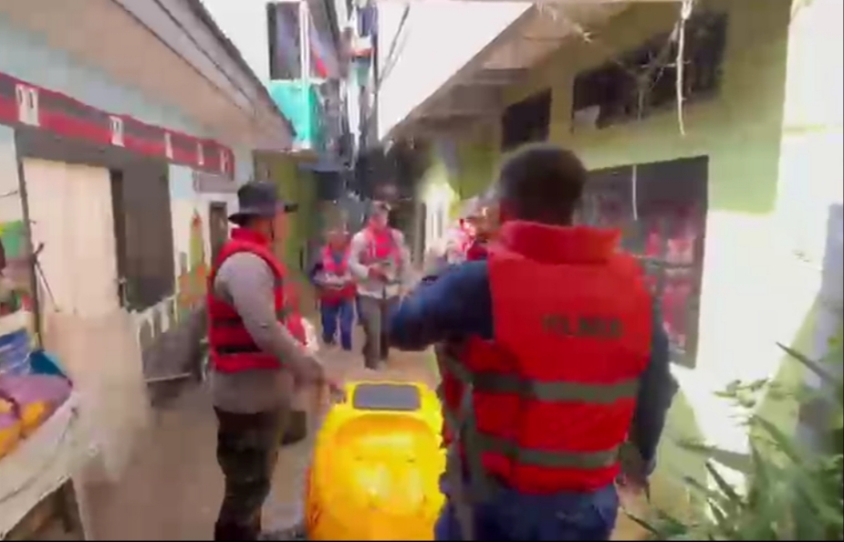 Polairud Polda Metro Jaya Evakuasi Warga Kebon Pala, Ketua RT: Apresiasi Tinggi dan Terima Kasih atas Kepedulian Polisi