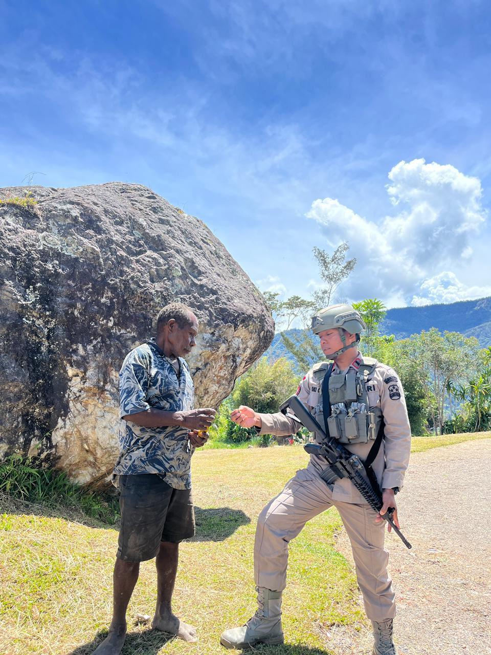 Satgas Damai Cartenz Gelar Patroli dan Pelayanan Kesehatan di Sinak