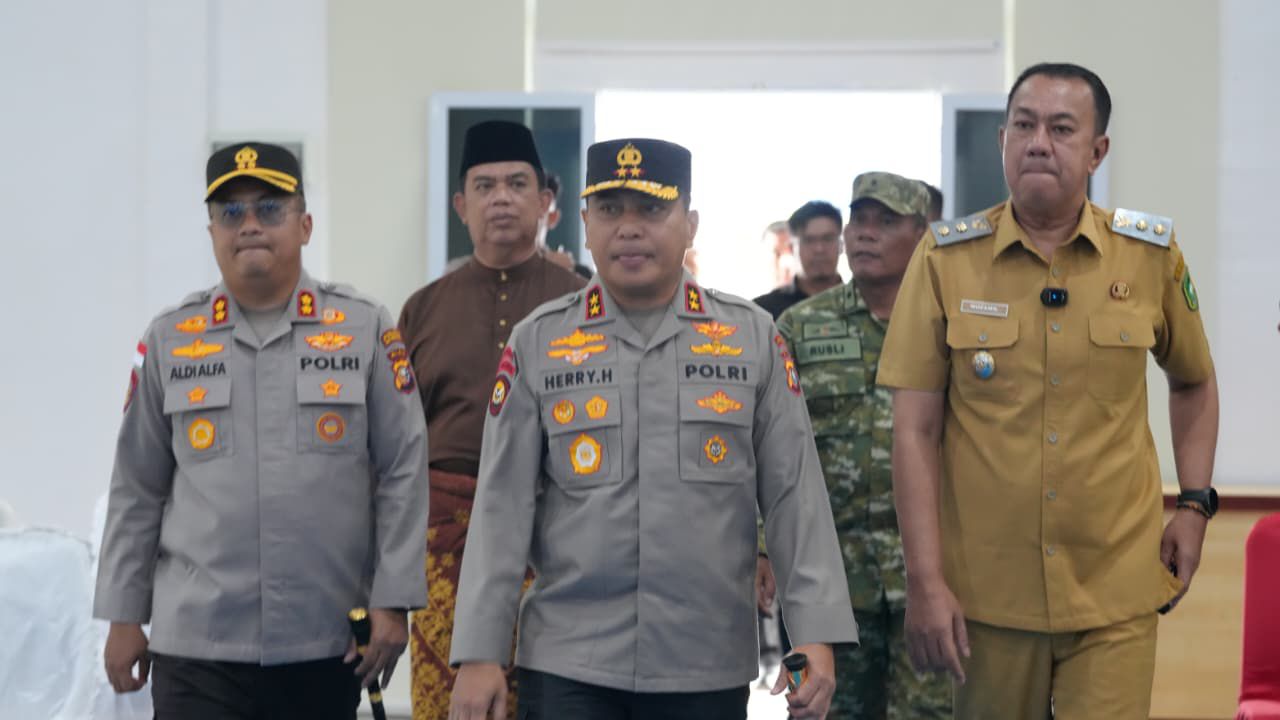 Dorong Ekonomi Pesisir, Kapolda Riau Bantu Nelayan Meranti dengan 20 Mesin Ketinting