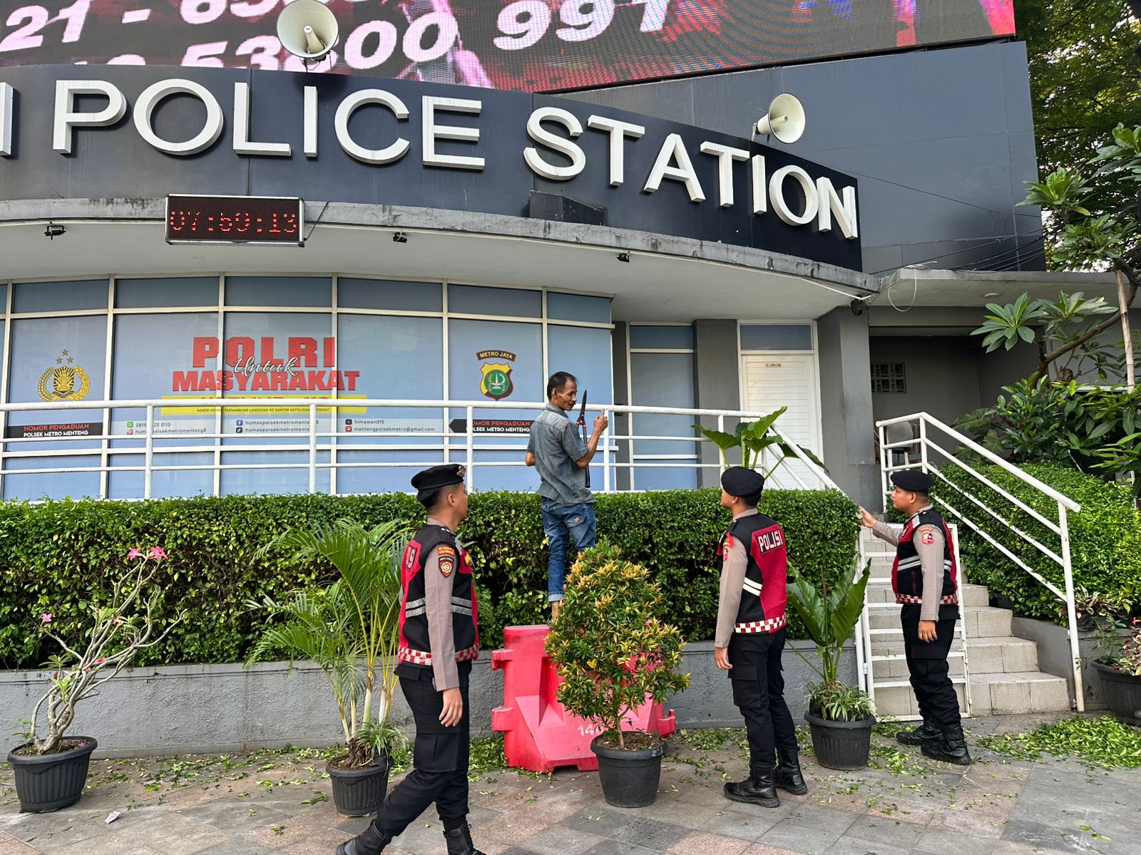 Hadir di Tengah Masyarakat, Personel Dit samapta Gelar Patroli Dialogis dan Strong Point di Bundaran HI hingga Kota Tua