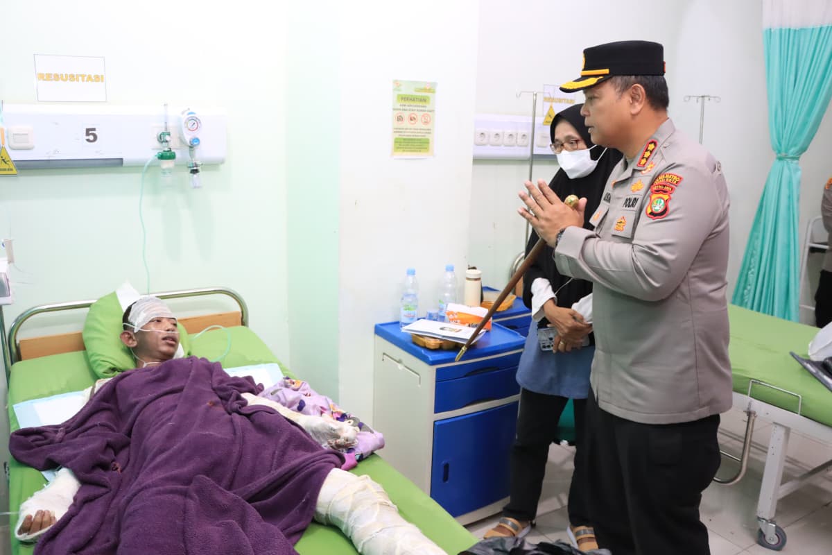 Kapolres Metro Bekasi Kota Jenguk 17 Korban Kebakaran Cimuning, Salurkan Tali Asih dan Dukungan Moril