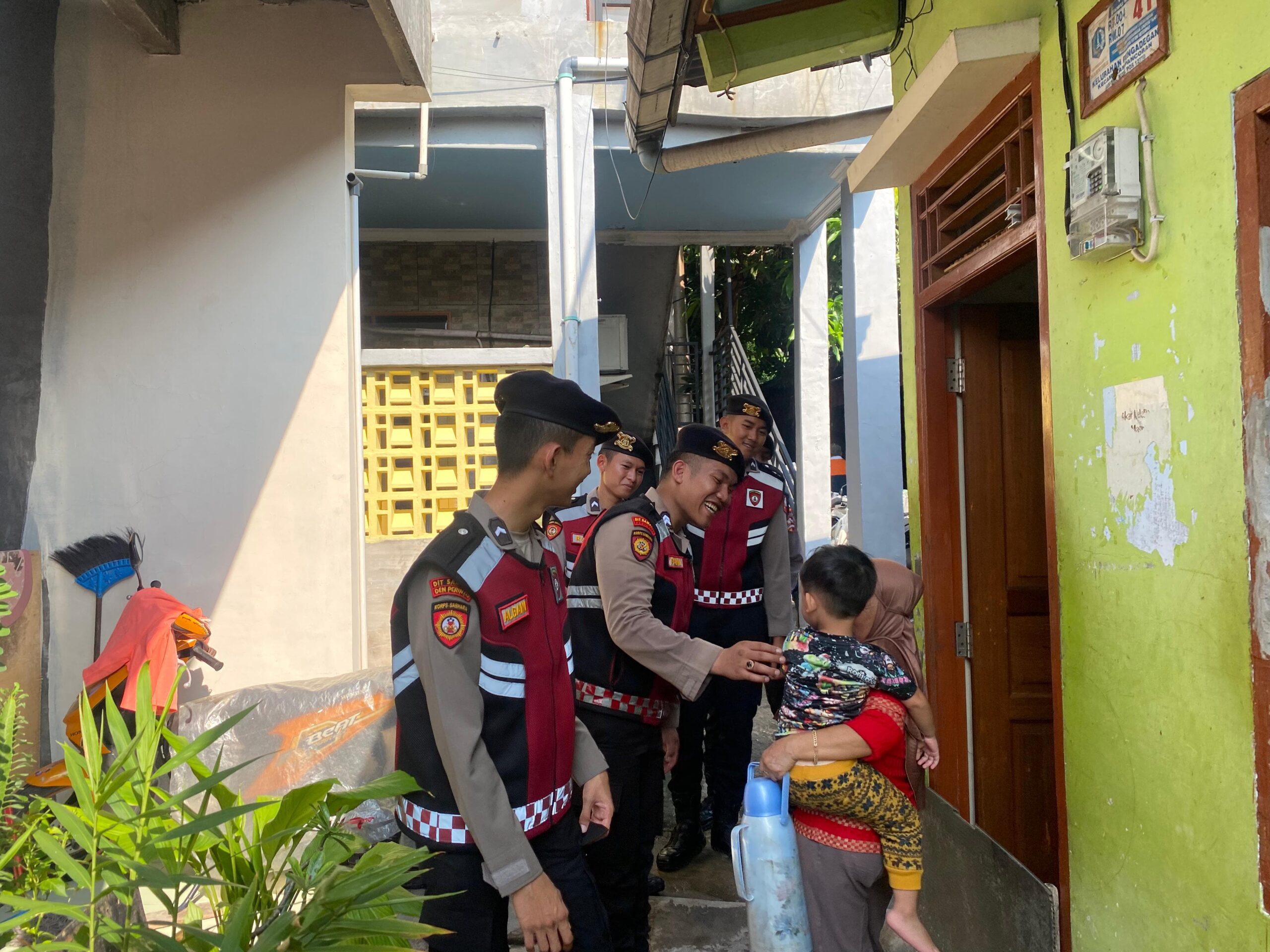 Wujudkan Kamtibmas Kondusif, Samapta Baharkam Polri Intensifkan Patroli Jalan Kaki di Pengadegan