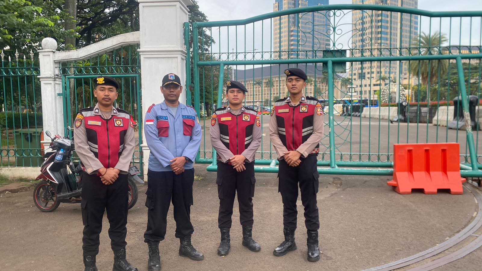 Hadir di Tengah Masyarakat, Personel Detasemen Perintis Gelar Patroli Dialogis di Bundaran HI hingga Kota Tua