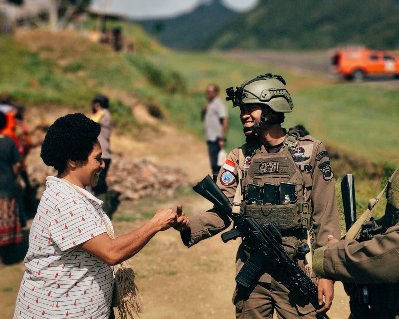 Satgas Damai Cartenz Hadir di Tengah Masyarakat, Pastikan Ibadah Berjalan Aman di Distrik Kiwirok