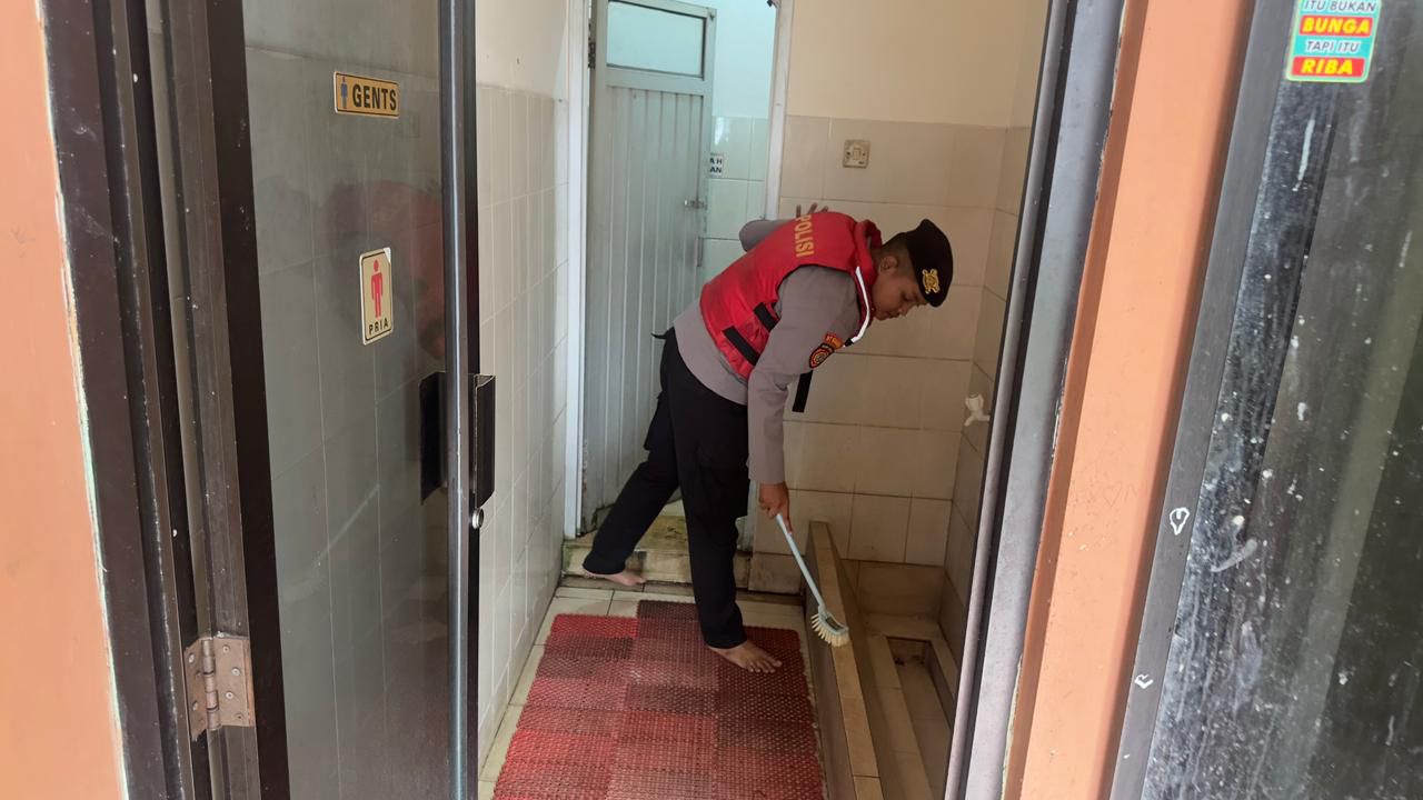 Sie PAMMAT DitSamapta PMJ membantu bersih bersih Musholla di Benhil Jakpus