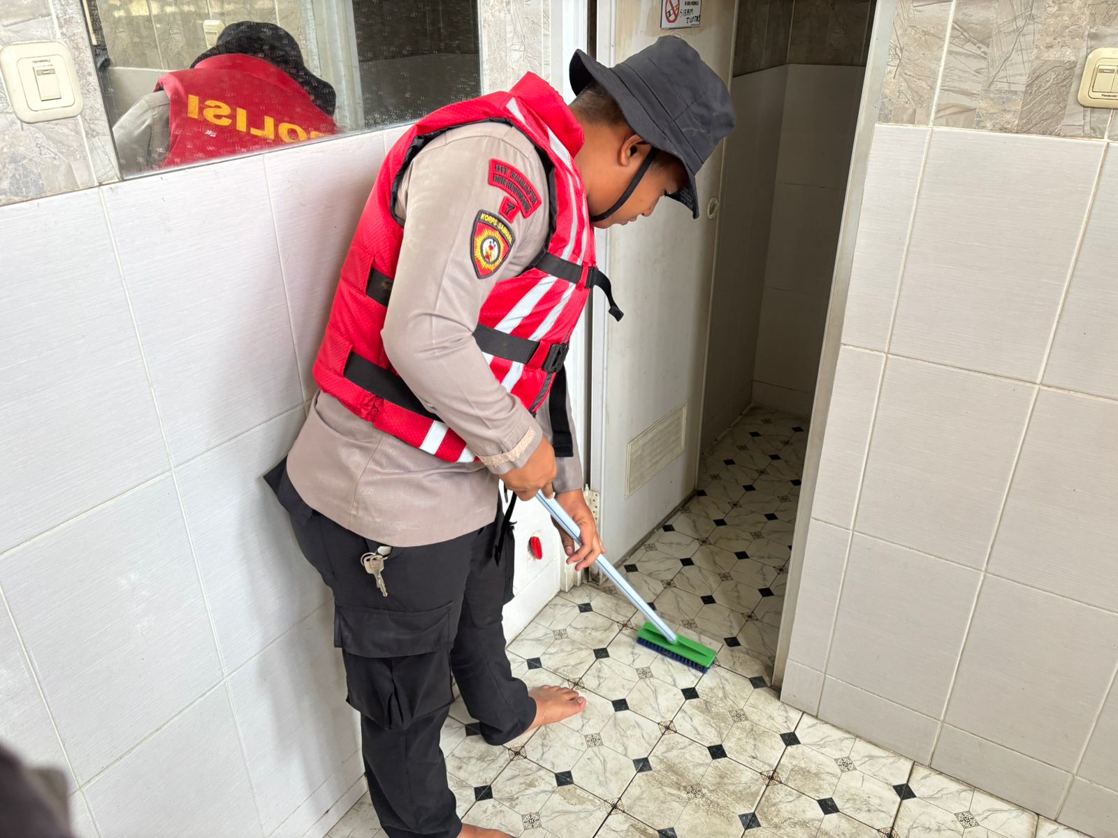 PAMMAT DIT SAMAPTA PMJ MEMBANTU BERSIH BERSIH RUMAH IBADAH DI MASJID AL-TABIIN TENDEAN