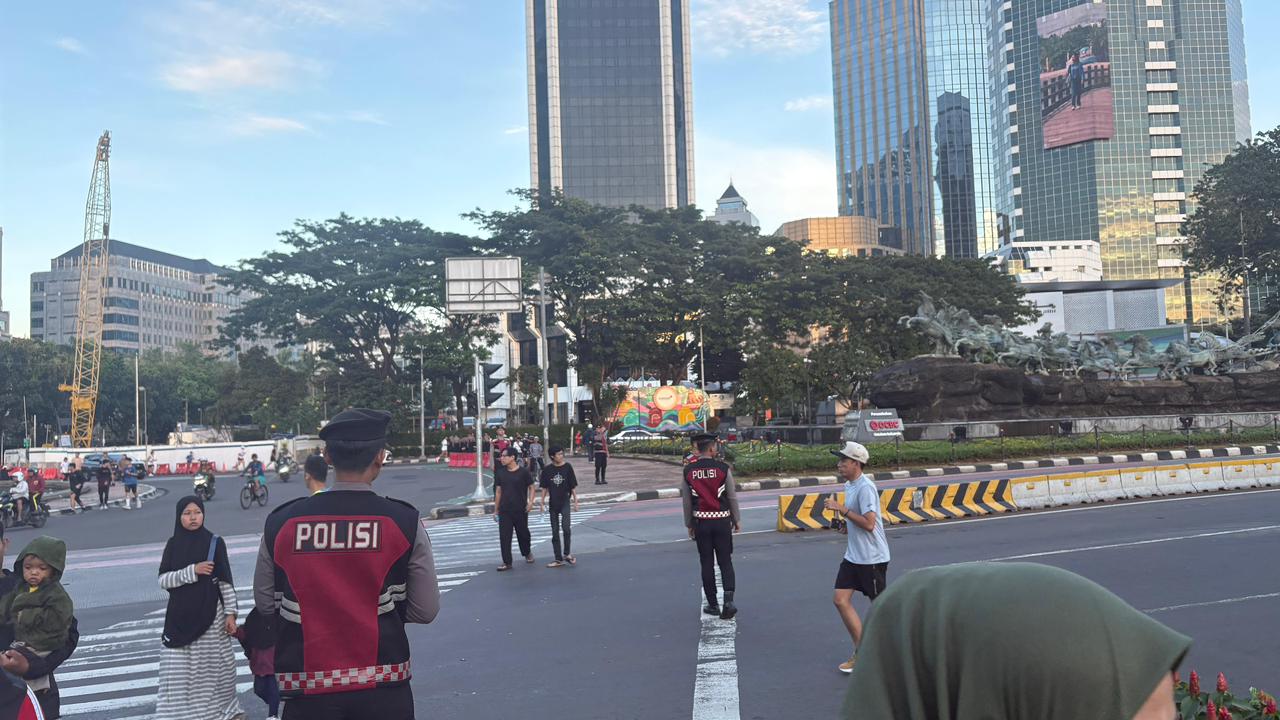 Hadir di Tengah Masyarakat, Personel Samapta Baharkam Polri Pastikan CFD Bundaran HI hingga Kota Tua Kondusif