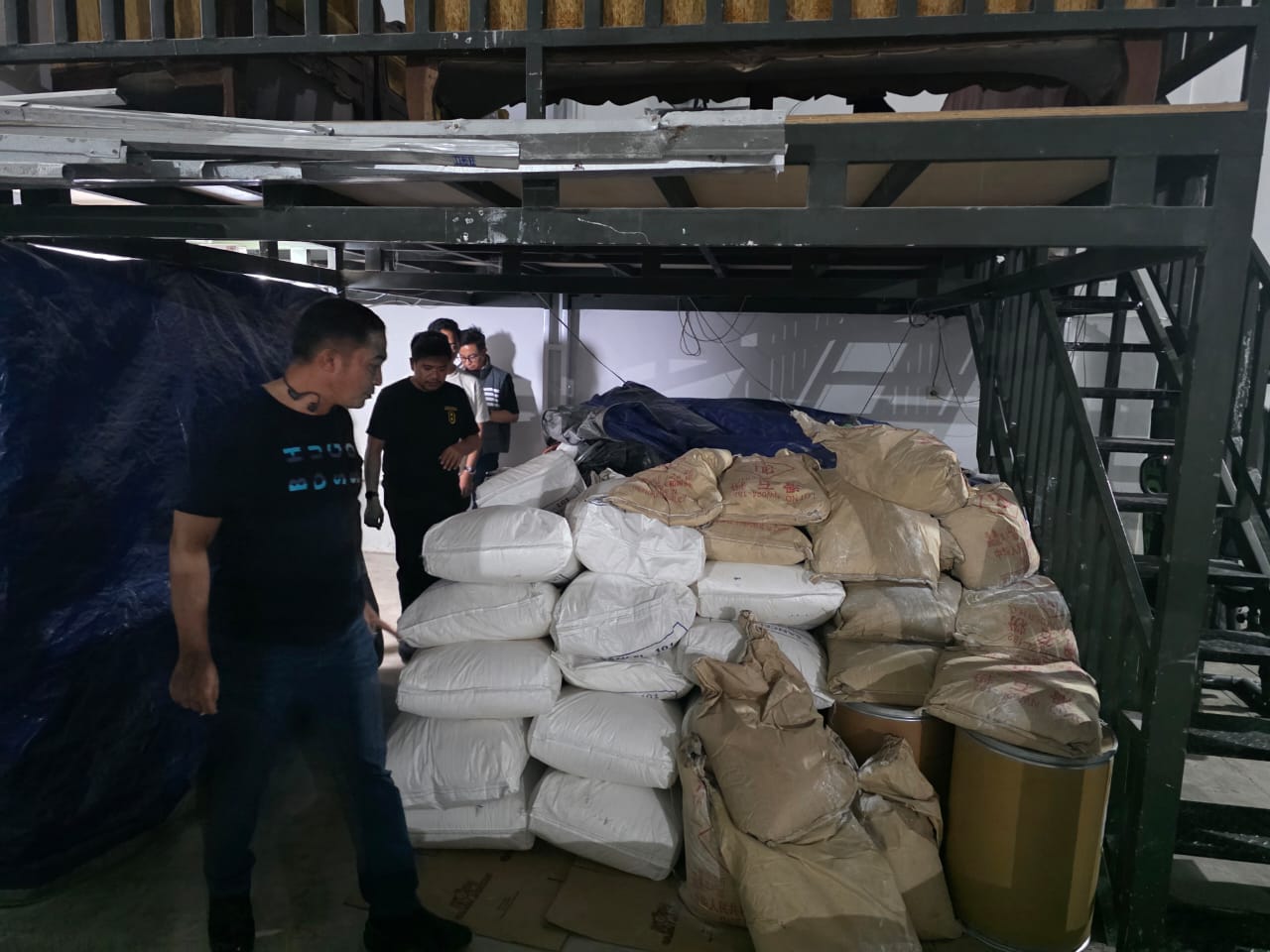 POLDA METRO JAYA BONGKAR CLANDESTINE LABORATORY NARKOTIKA DI SEMARANG, SELAMATKAN LEBIH DARI 4,3 JUTA JIWA