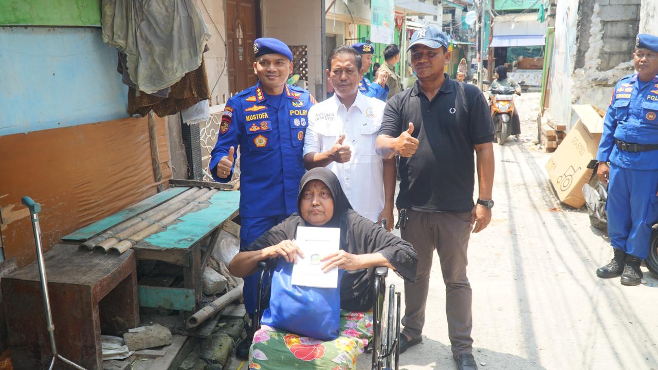 Ditpolairud Polda Metro Jaya Salurkan Bantuan Kursi Roda kepada Warga Pesisir di Muara Angke