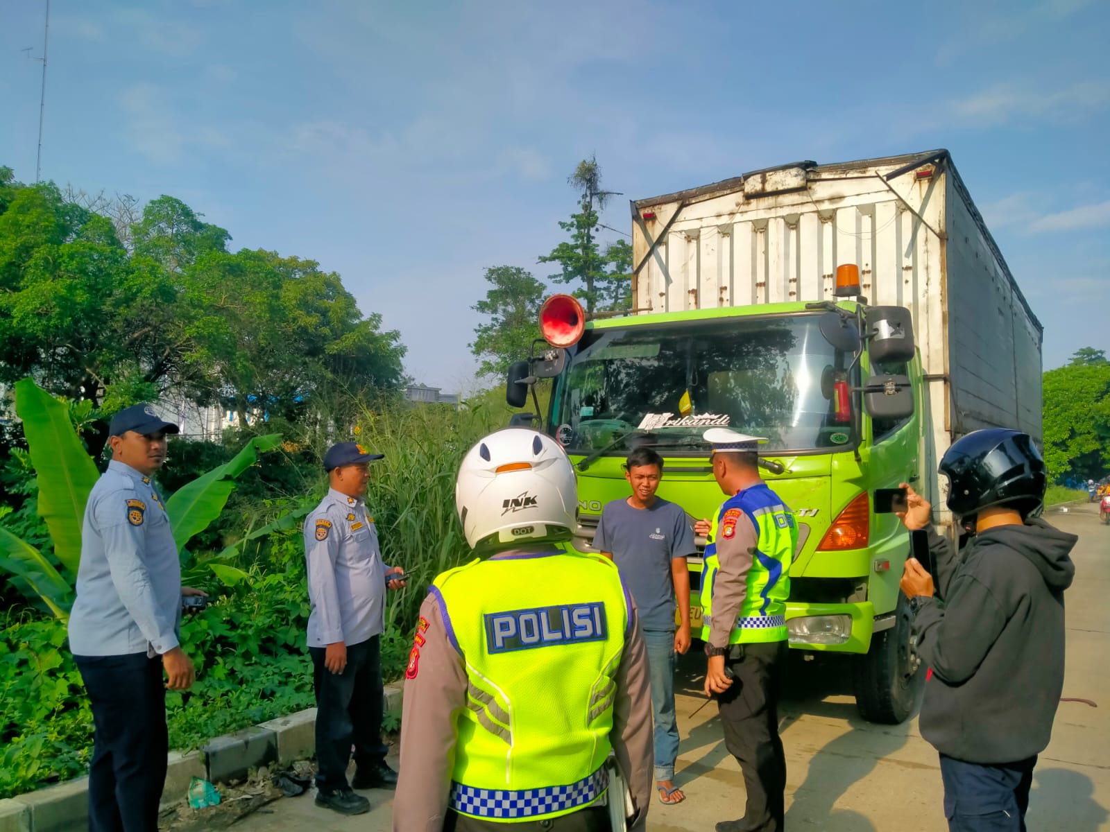 Cegah Kemacetan Pagi Hari, Polisi Lakukan Penertiban Lalu Lintas Di Neglasari