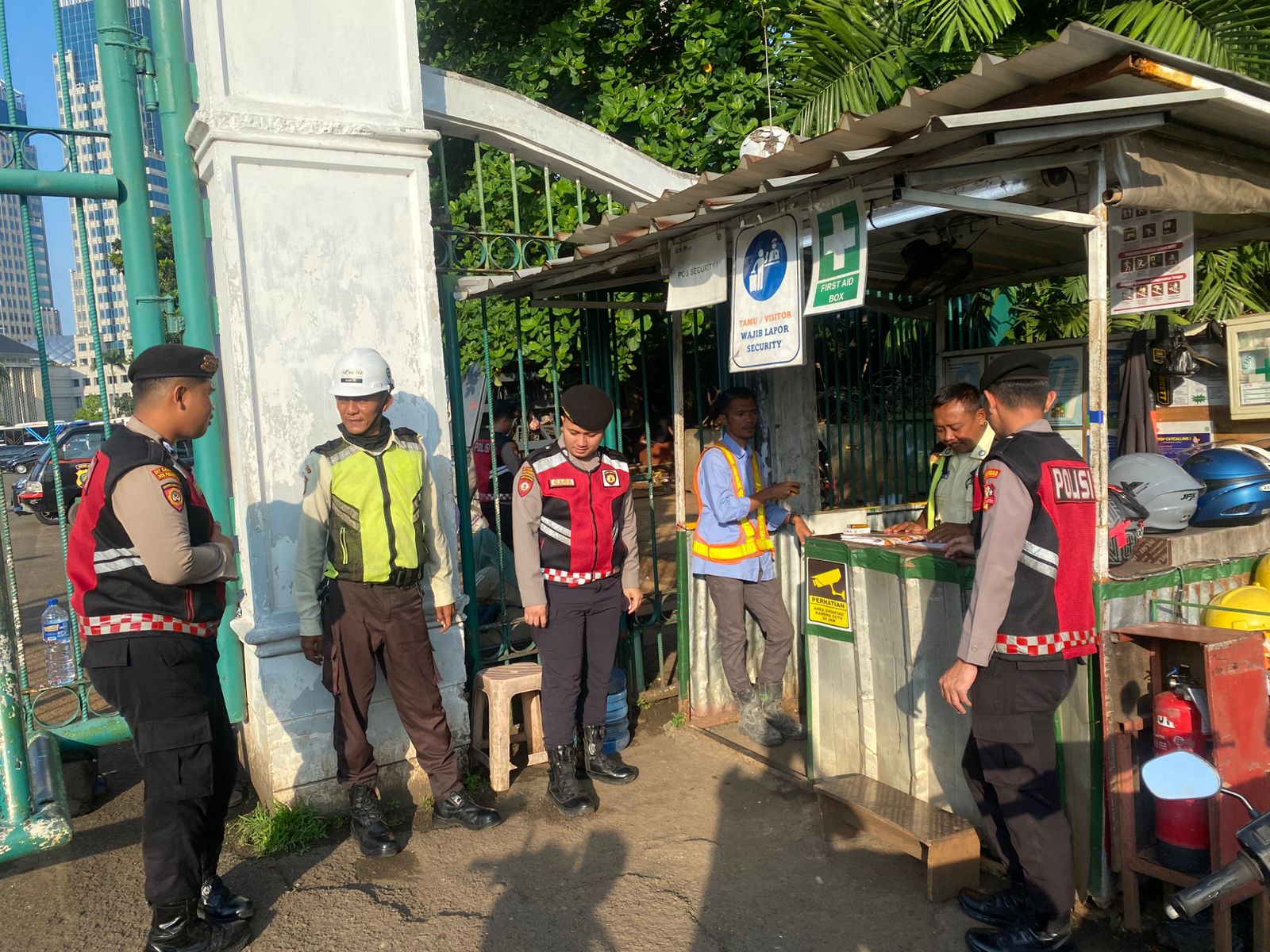 Personel Detasemen Perintis Gelar Pengamanan Strong Point dan Patroli Dialogis di Titik Ikonik Jakarta