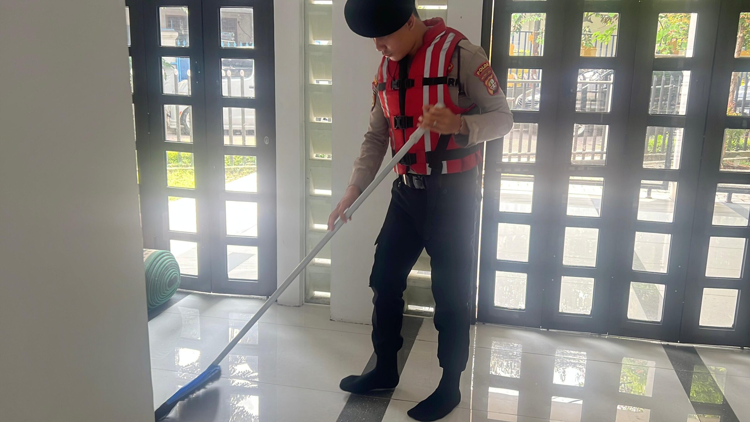 Polri Peduli . Dit Samapta PMJ Laksanakan Kurvey dan Bersih-Bersih di Masjid Jami At-Taqwa Jakarta Pusat