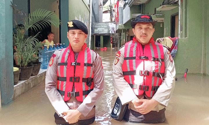 Patroli Siaga Bencana, Dit Samapta PMJ Pantau Genangan Air di Kebon Pala Kampung Melayu