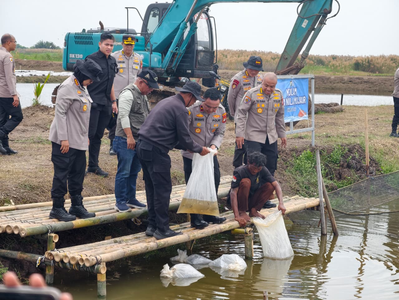 Polda Metro Jaya Tebar 37 Ribu Benih Ikan di Muara Gembong, Dukung Ketahanan Pangan