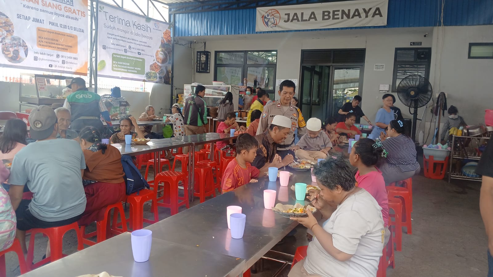 Jumat Peduli Polsek Metro Penjaringan, 500 Paket Nasi Dibagikan untuk Warga di Penjaringan