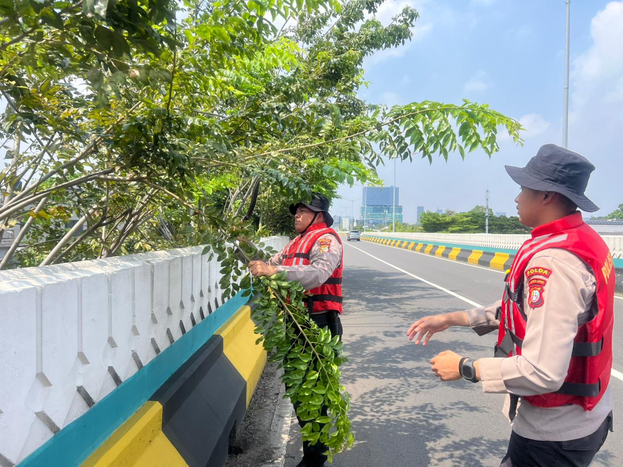 Direktorat Samapta Polda Metro Jaya Laksanakan Patroli Siaga Bencana di Fly Over Antasari