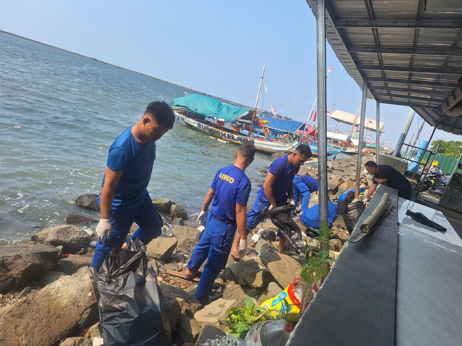 Satpolairud Polres Kepulauan Seribu Gelar Aksi Bersih Pantai di Marina Ancol