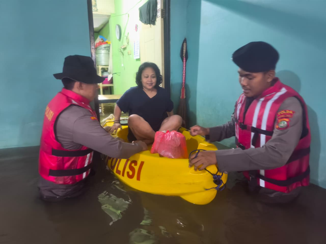 POLDA METRO JAYA SIAGAKAN PERSONEL PANTAU BANJIR KEBON PALA, WARGA MASIH BERTAHAN DI RUMAH