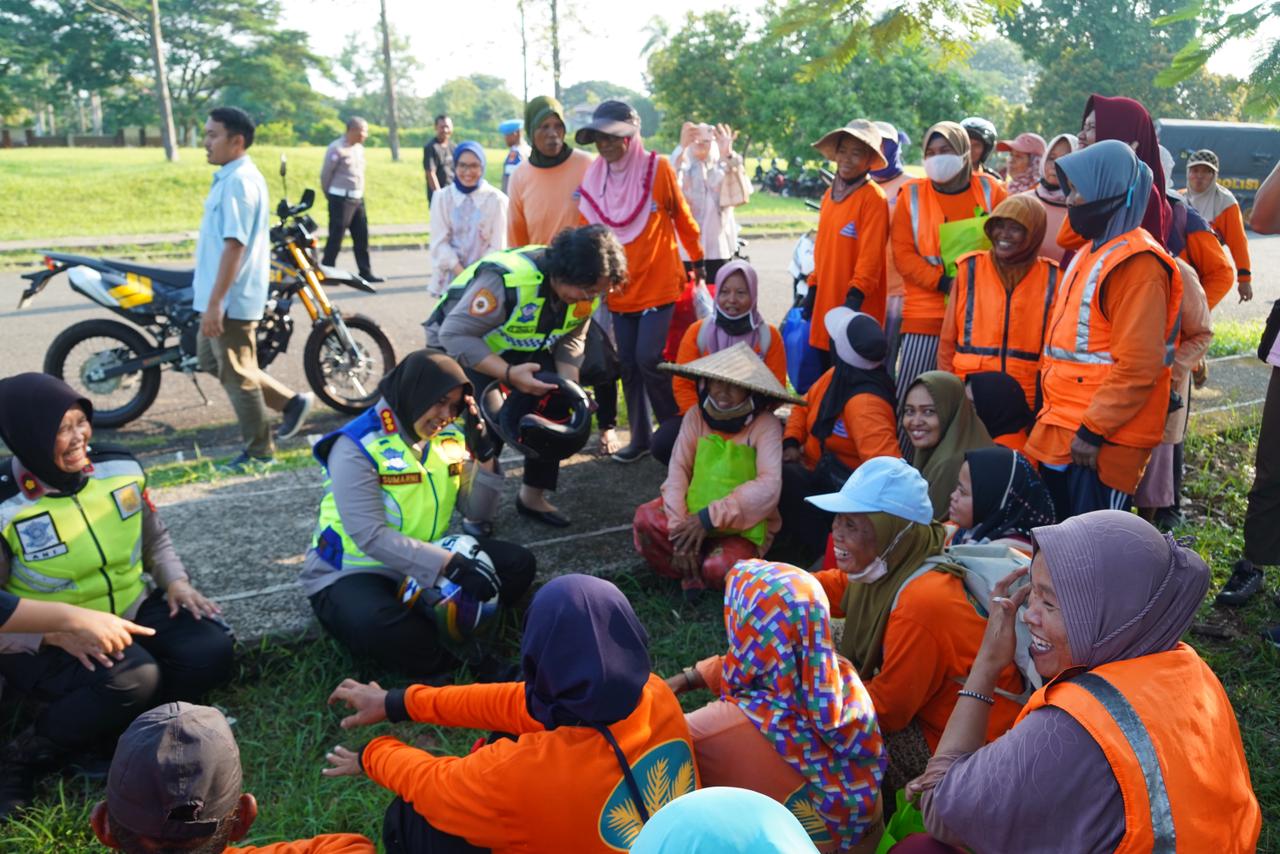 Kapolres Metro Bekasi Salurkan 400 Paket Sembako untuk Perempuan Pejuang di Har Kartini