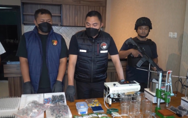 Polda Metro Jaya Ungkap Lab Vape Etomidate di Tangerang, Sita Ribuan Cartridge, 380.996 Jiwa Terselamatkan