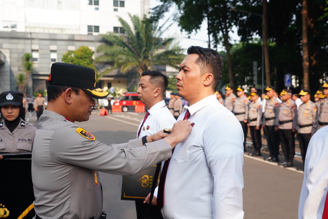 Kapolda Metro Jaya Serahkan Pin Emas Kapolri kepada Personel Ditresnarkoba PMJ Pengungkap Sabu 516 Kg Jaringan Internasional