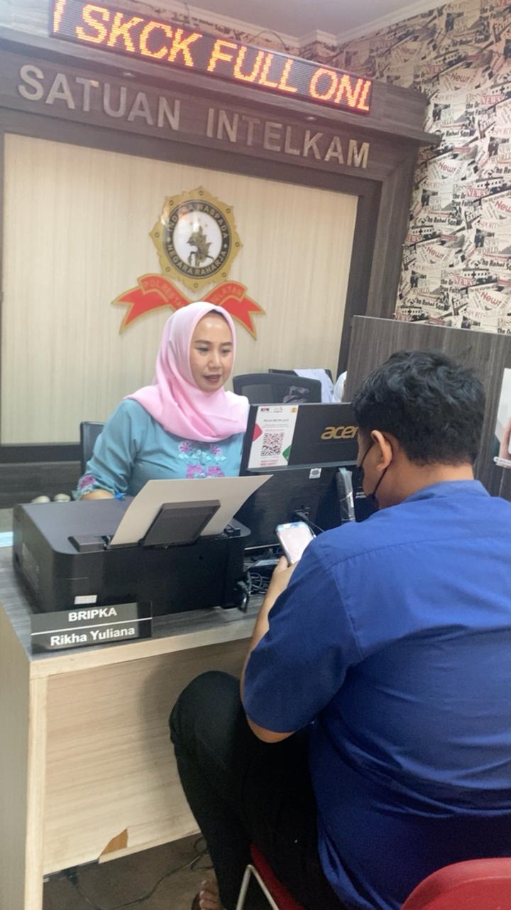 Hari Kartini, Polwan Berkebaya Layani Warga di Polda Metro Jaya