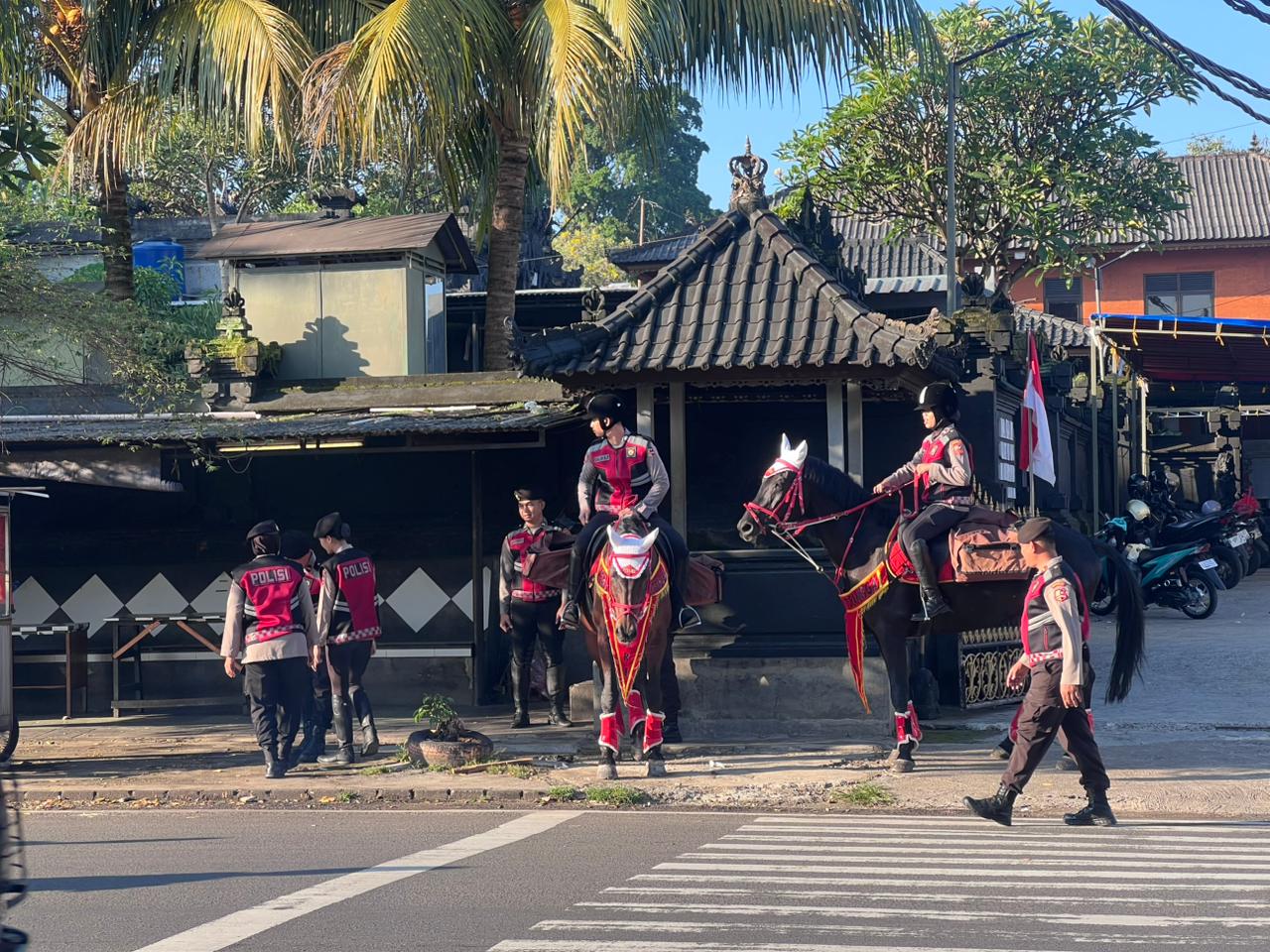 Humanis! Polisi Berkuda Den Turangga Bagikan Paket Jum’at Berkah di Cimanggis