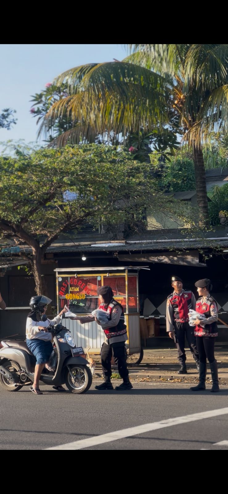 Hadirkan Senyum di Pagi Hari, Pasukan Berkuda Ditpolsatwa Korps Sabhara Gelar Jumat Berkah di Depok