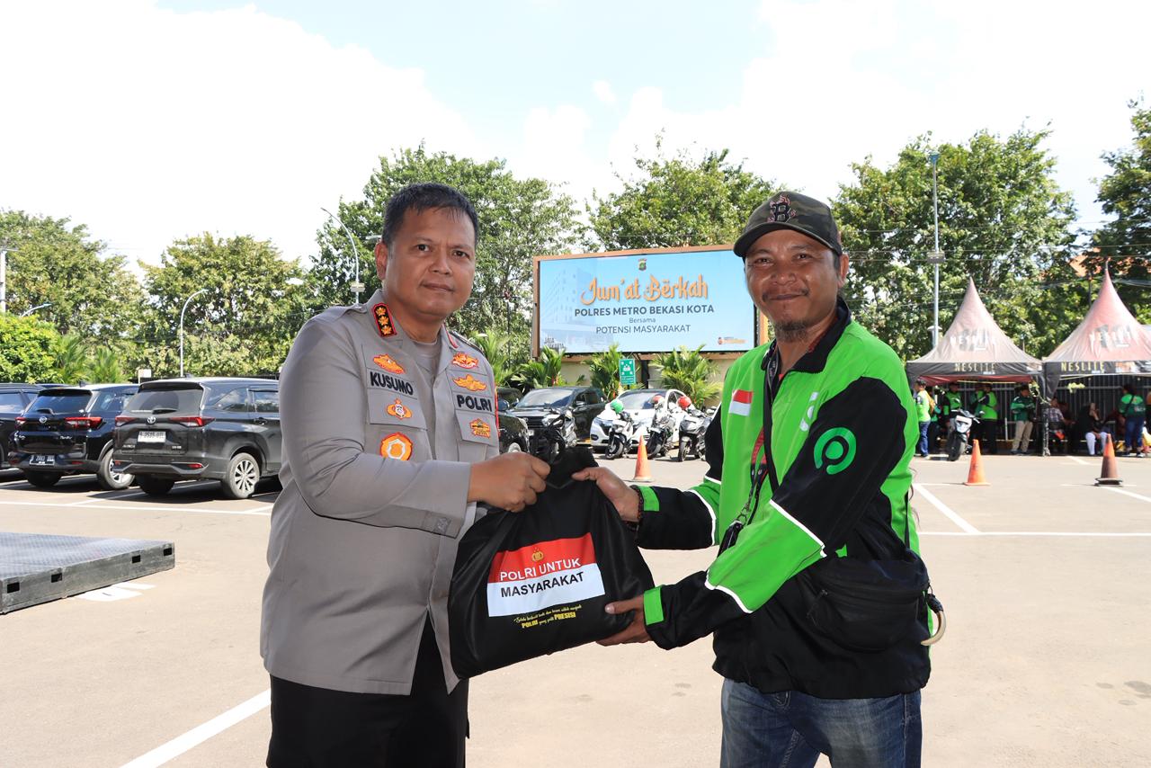 Aksi Sosial Kapolres Bekasi Kota, Warga hingga Ojol Terima Sembako Gratis
