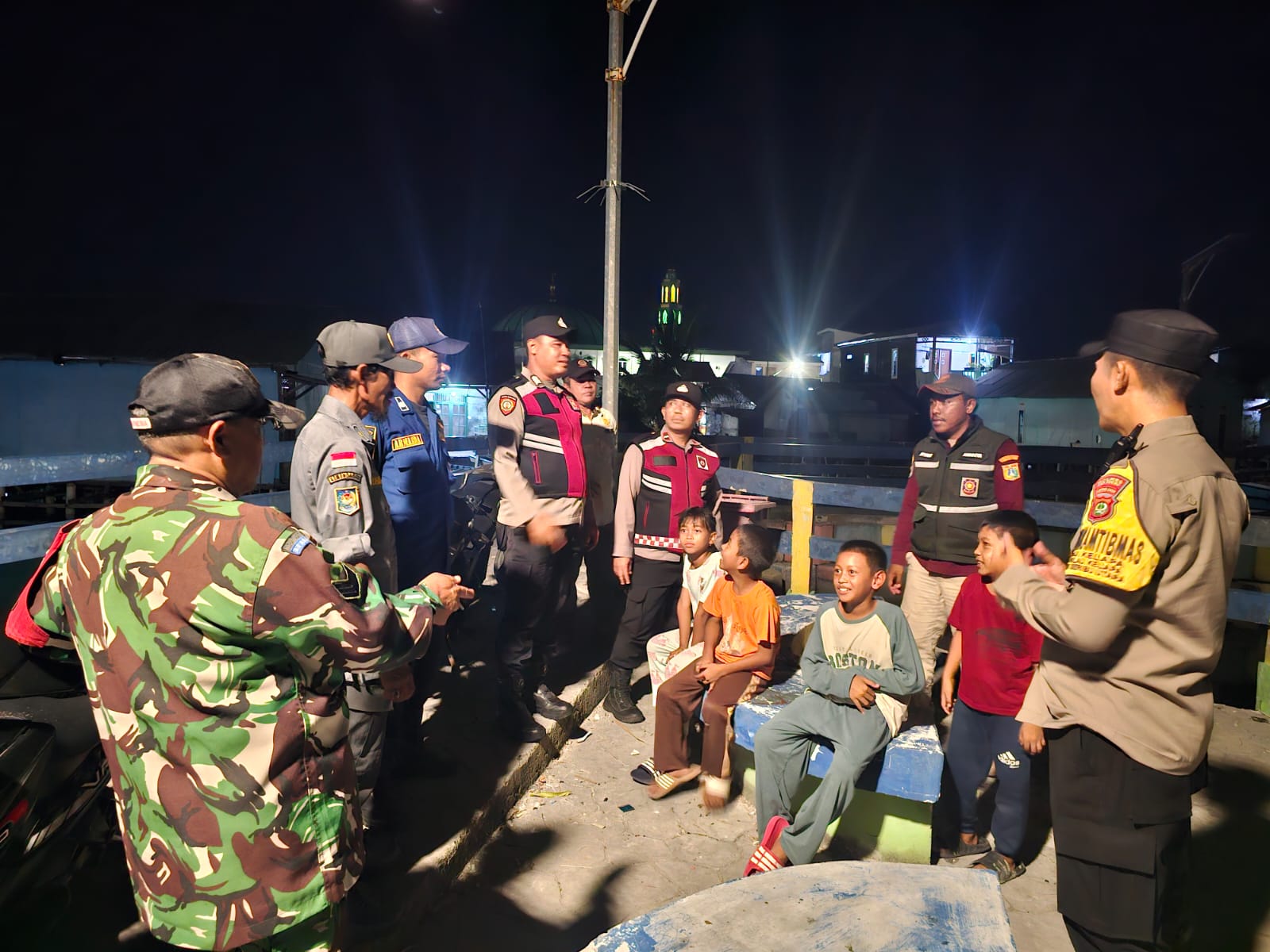 Sinergi TNI-Polri Perkuat Siskamling, Patroli Malam Gabungan Cegah Guantibmas di Kepulauan Seribu Utara
