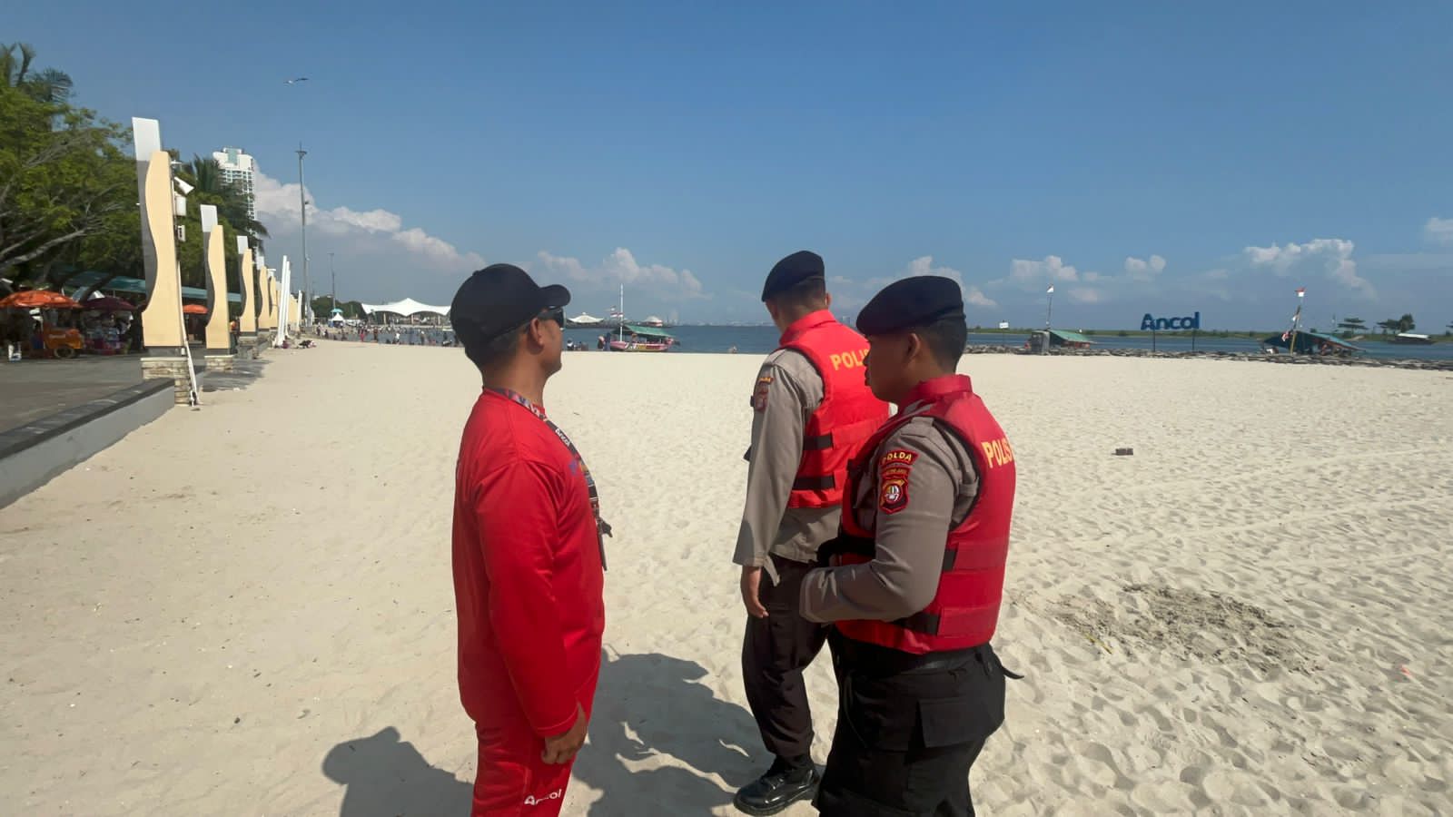 DitSamapta PMJ Patroli Siaga Bencana di Pantai Lagoon Ancol, Pastikan Keamanan Pengunjung