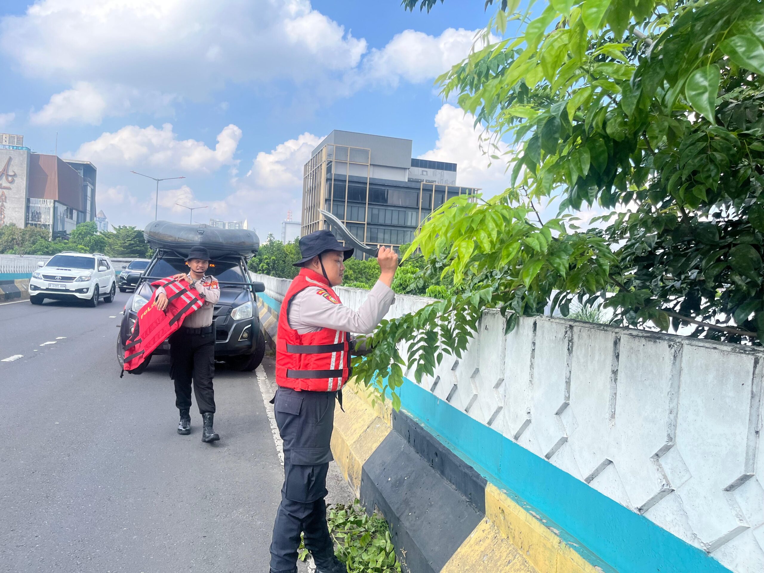 Patroli Siaga Bencana, Personel DitSamapta PMJ Pangkas Ranting Pohon di Fly Over Antasari