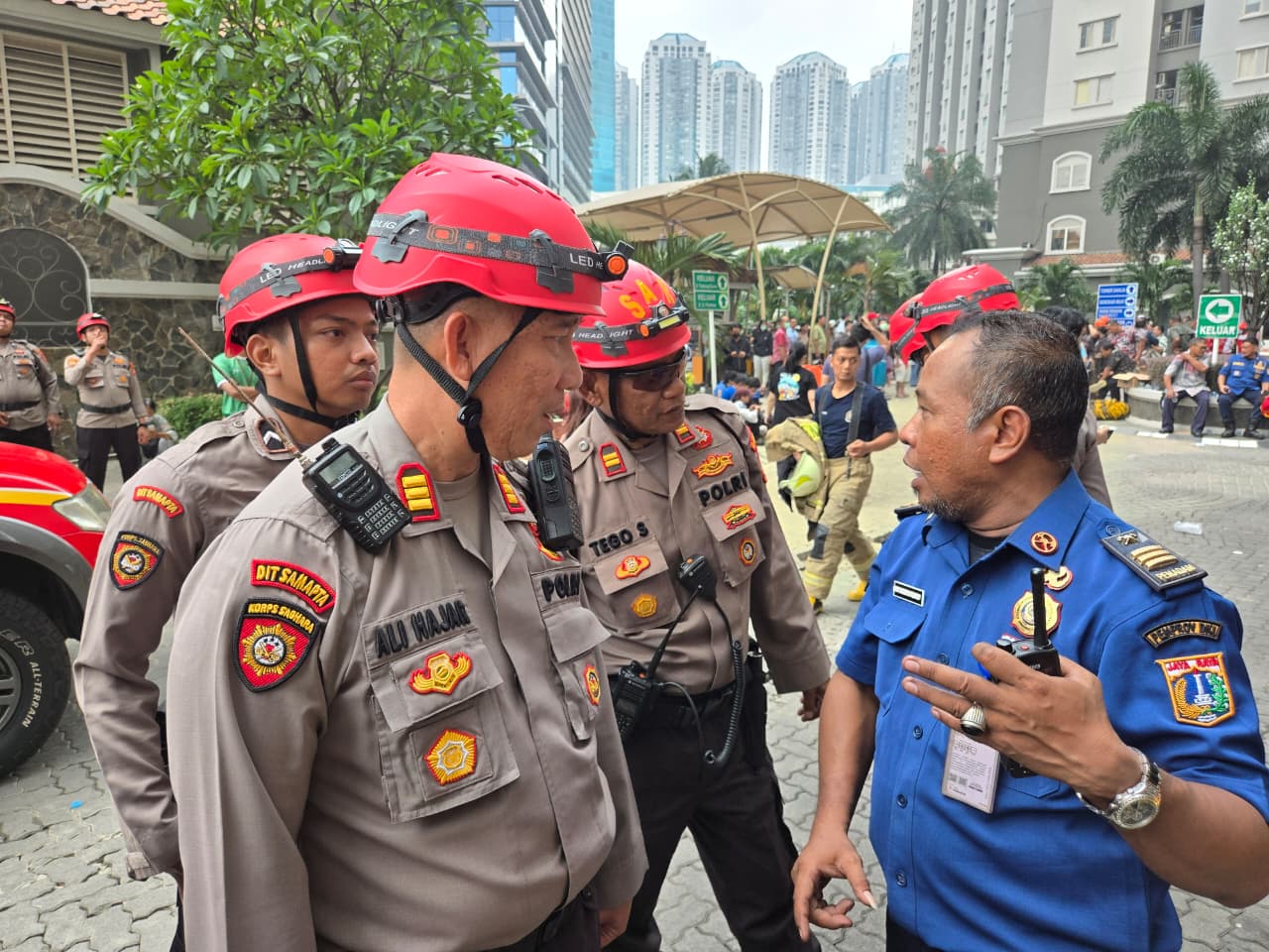 Sigap! Personel Dit Samapta PMJ Evakuasi Puluhan Korban Kebakaran Apartemen Mediterania