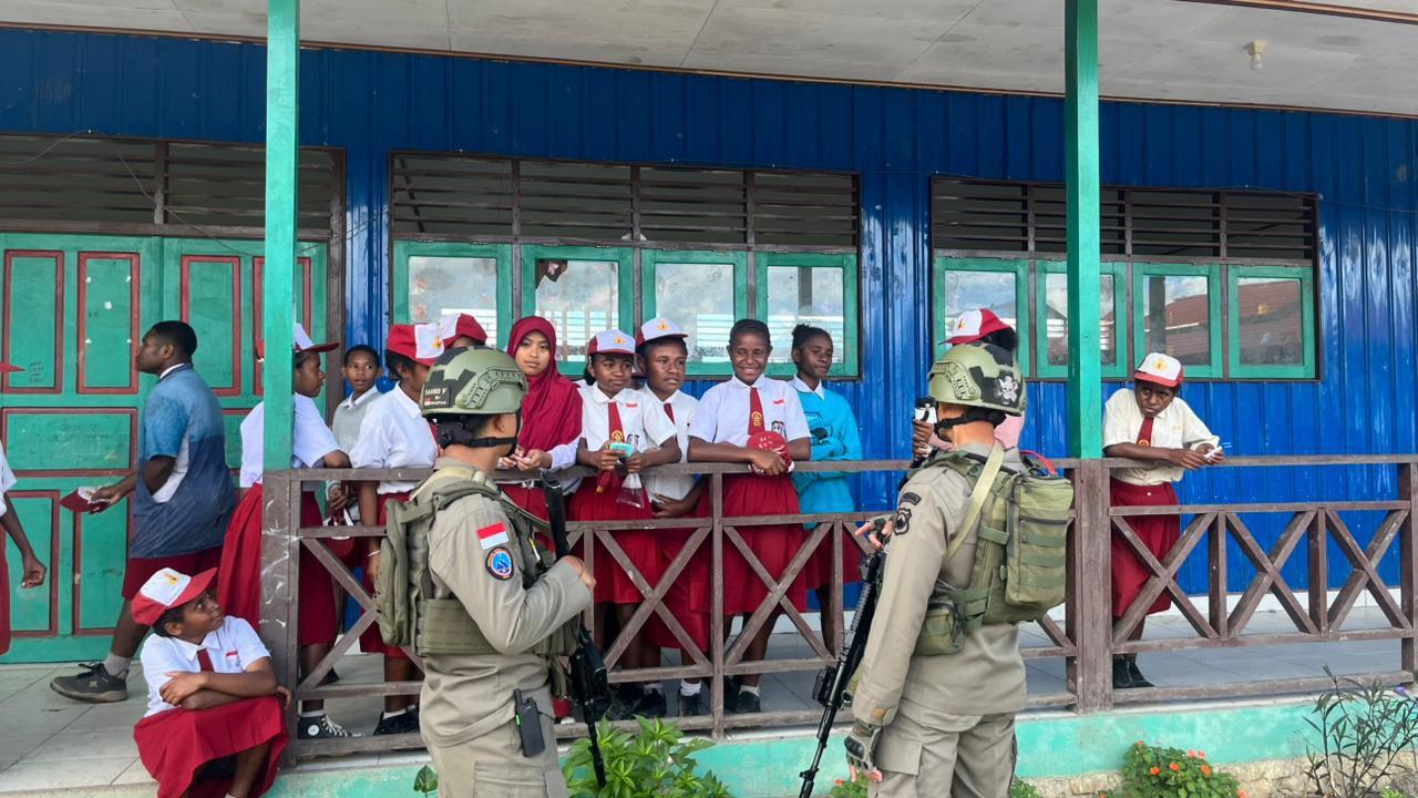 Satgas Ops Damai Cartenz Gelar Patroli Dialogis dan Sambang ke SDN Bale, Perkuat Kedekatan Humanis dengan Masyarakat