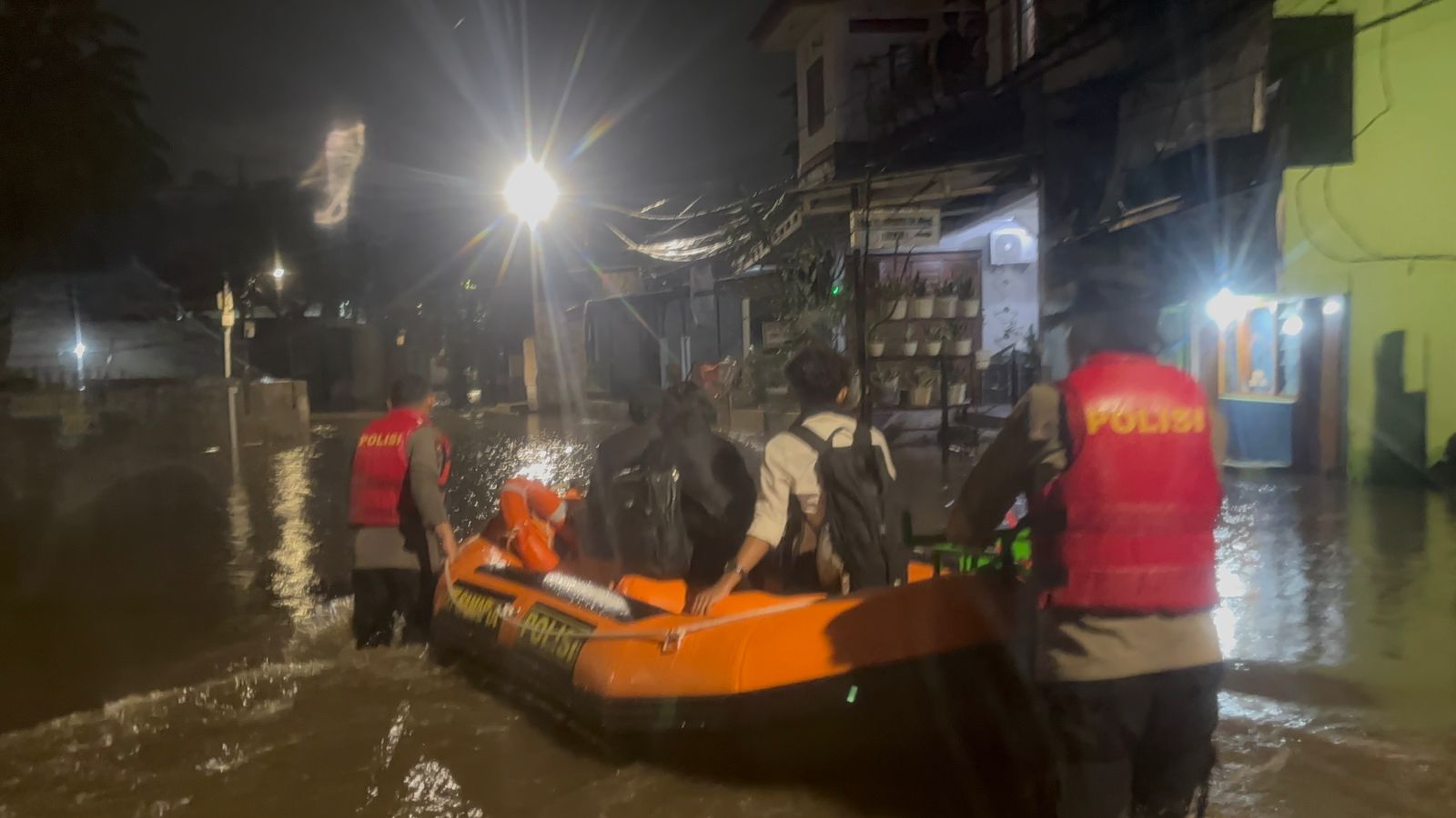 POLISI SIAGA BANJIR, PERSONEL DIT SAMAPTA PMJ LAKUKAN PATROLI DAN EVAKUASI DI PONDOK KARYA