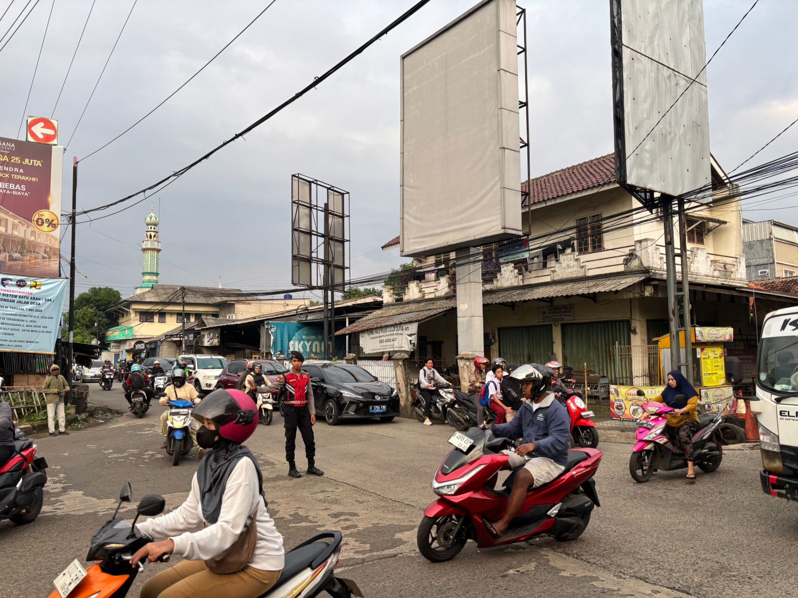 *Jamin Kelancaran Arus Pagi, Personel Perintis Korsabhara Baharkam Polri Siaga di Titik Rawan Kemacetan*  *Wujudkan Kamseltibcarlantas, Subden C Detasemen Perintis Laksanakan Gatur Lalin di Kawasan Gunung Putri*  JAKARTA – Personel Subden C Detasemen Perintis Dirsamapta Korsabhara Baharkam Polri kembali menunjukkan komitmennya dalam melayani masyarakat melalui aksi nyata di lapangan. Pada Senin pagi (04/05/2026), sejumlah personel diterjunkan untuk melaksanakan pengaturan lalu lintas (Gatur Lalin) di beberapa titik krusial guna memastikan kelancaran aktivitas warga.  Kegiatan rutin yang dimulai sejak pukul 06.00 WIB ini difokuskan pada dua lokasi strategis yang kerap mengalami peningkatan volume kendaraan, yakni Simpang Gunung Putri dan Simpang Leuwinanggung. Kehadiran petugas di lokasi tersebut bertujuan untuk mengurai potensi kemacetan serta memberikan rasa aman bagi para pengguna jalan yang memulai aktivitas di awal pekan.  Dirsamapta Korsabhara Baharkam Polri menyampaikan bahwa penempatan personel di ploting yang telah ditentukan merupakan bagian dari implementasi semboyan “Siap Terlihat dan Bermanfaat”. Tidak hanya mengatur arus kendaraan, personel di lapangan juga sigap membantu penyeberang jalan dan memastikan ketertiban berlalu lintas tetap terjaga.  Langkah preventif ini diharapkan dapat menekan angka pelanggaran serta kecelakaan lalu lintas, sekaligus memastikan distribusi logistik dan mobilitas masyarakat berjalan tanpa hambatan. Hingga kegiatan berakhir, arus lalu lintas di kedua wilayah tersebut terpantau ramai lancar dan kondusif