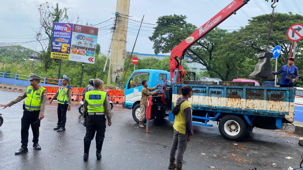Tingkatkan Keselamatan, Satlantas Polres Metro Tangerang Kota Lakukan Penataan Lalin Di Jembatan Bayur