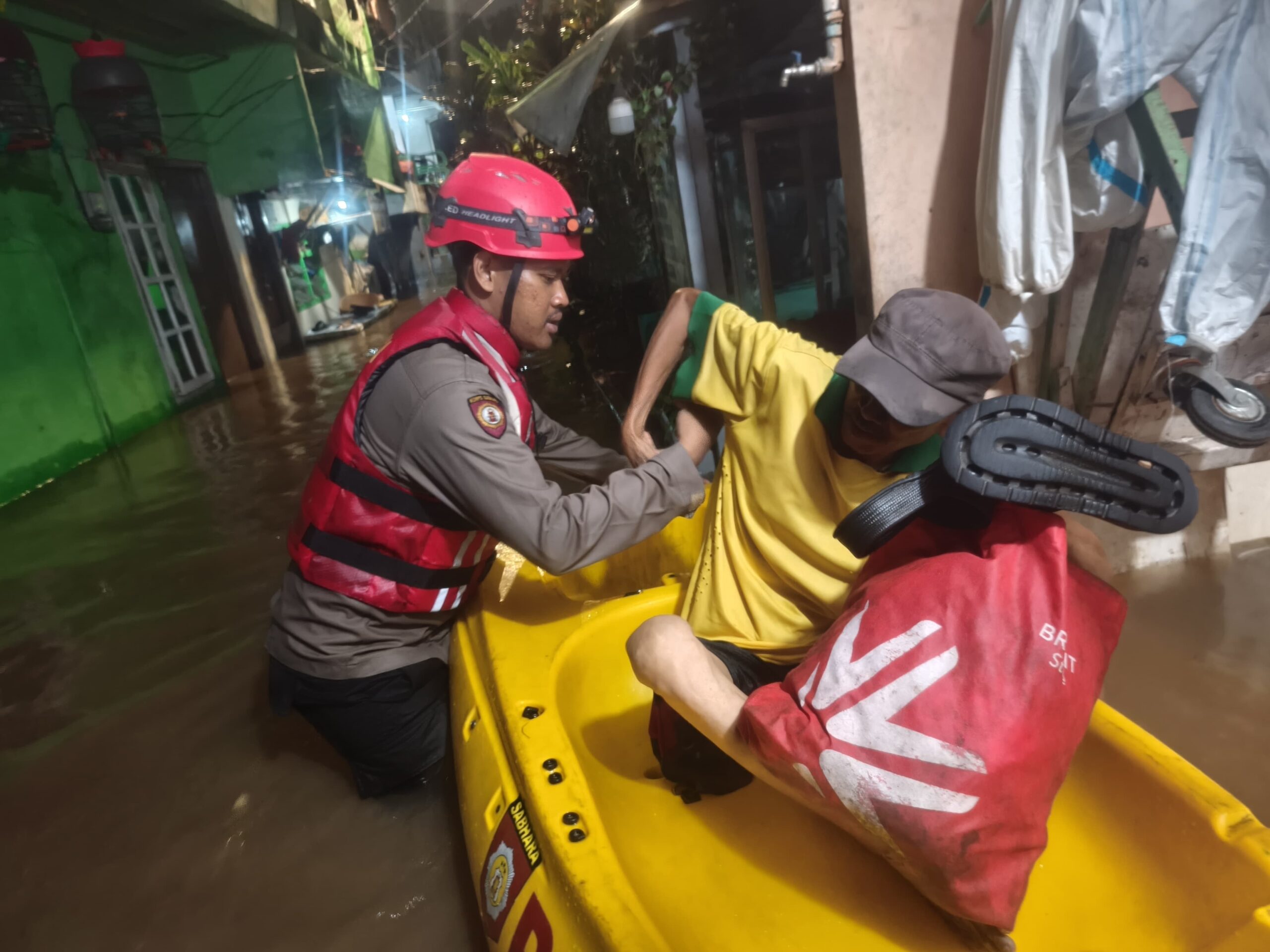 POLISI PATROLI SIAGA BANJIR DI PETOGOGAN, DIT SAMAPTA PMJ LAKUKAN EVAKUASI WARGA