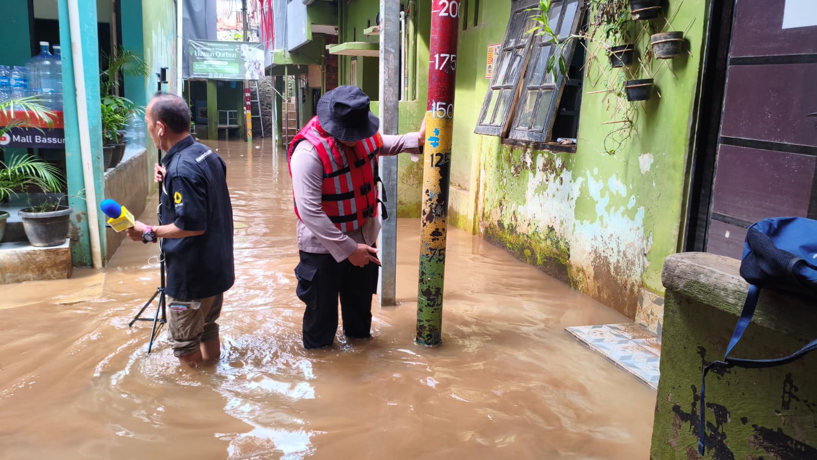 DIREKTORAT SAMAPTA POLDA METRO JAYA PATROLI SIAGA BENCANA PANTAU WARGA TERDAMPAK BANJIR DI KEBON PALA, JAKTIM