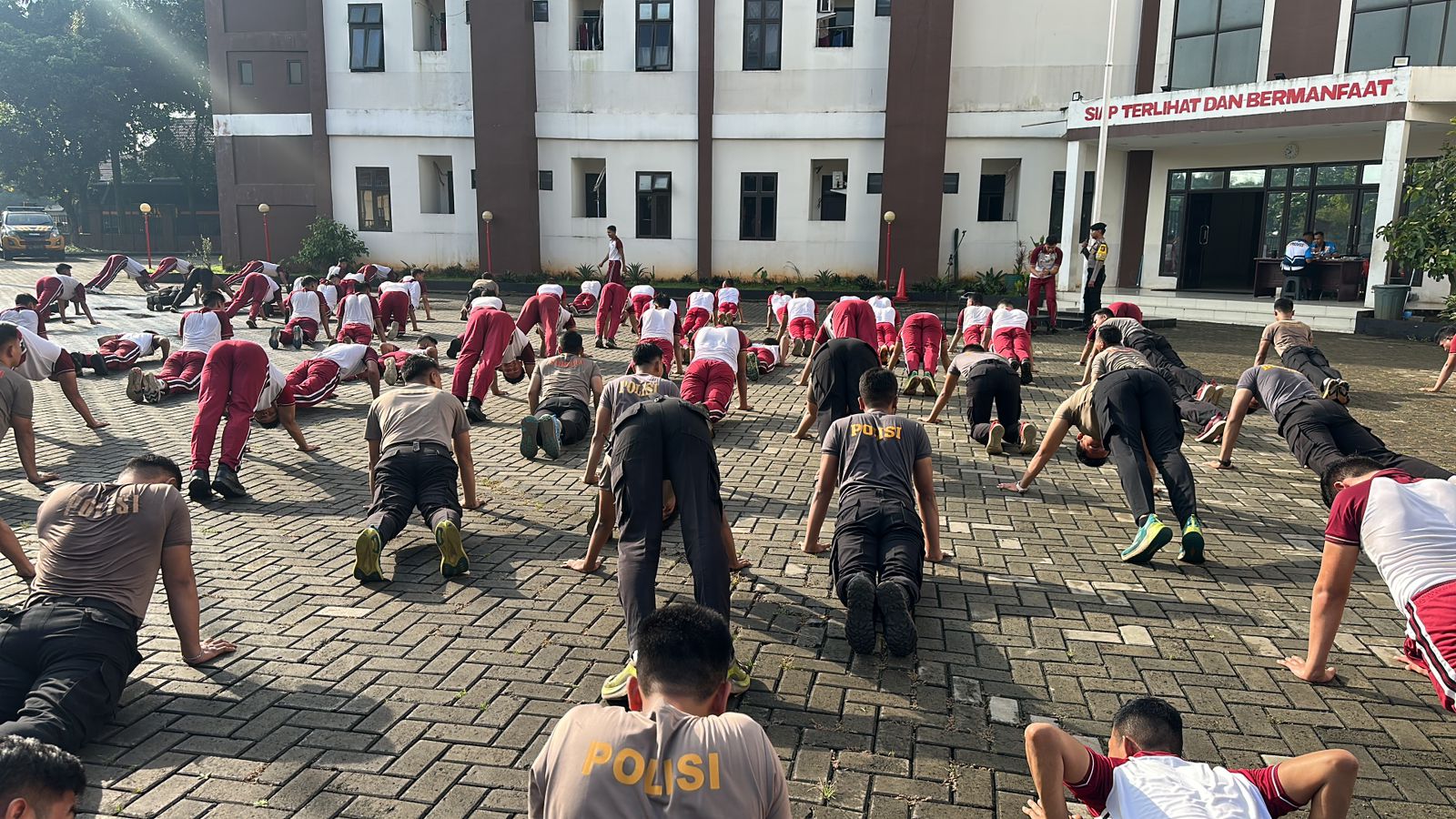 Jaga Stamina dan Soliditas, Personel Subden C Detasemen Perintis Gelar Olahraga Pagi di Cikeas