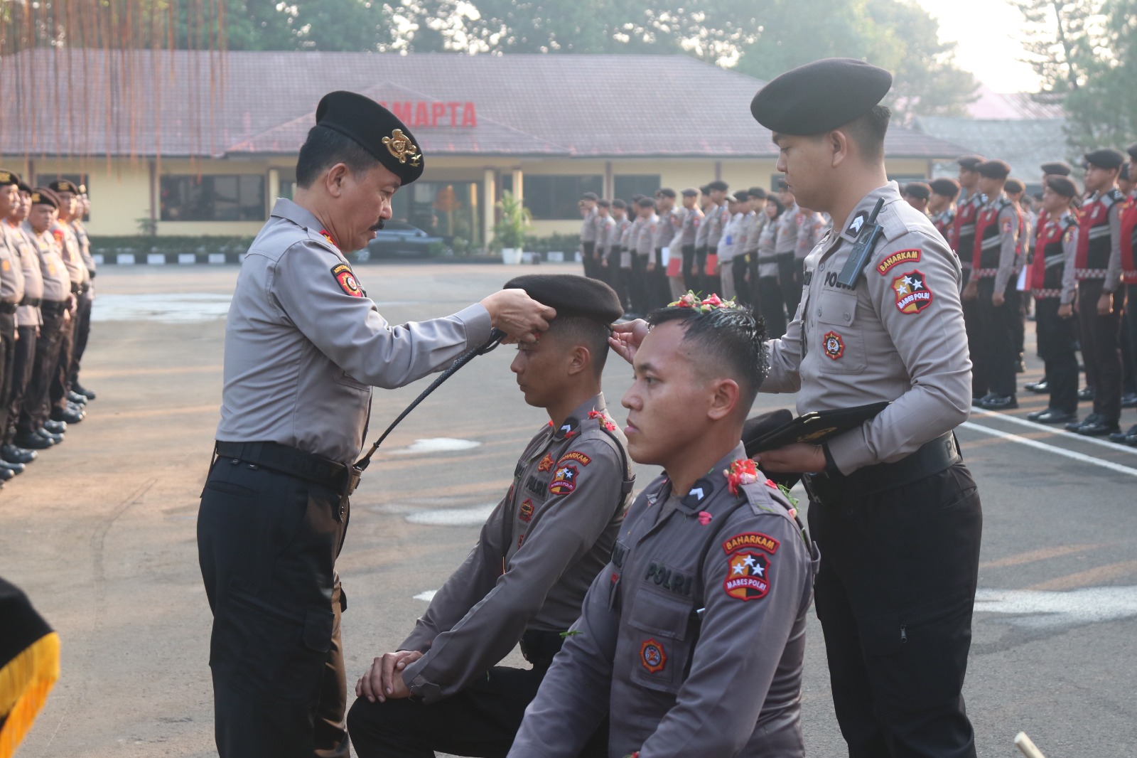 Pimpin Upacara Pembaretan, Kakorsabhara Baharkam Polri Tekankan Pengabdian dan Jiwa Korsa Bintara Remaja
