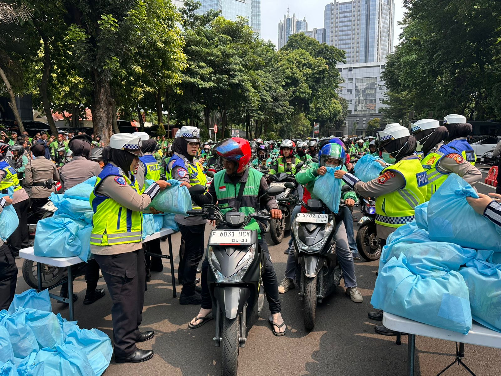 Jumat Peduli, Polda Metro Jaya Bagikan 350 Paket Sembako ke Ojol