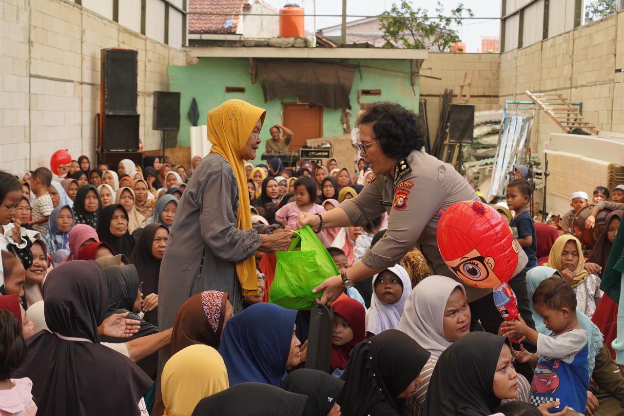 Kapolres Metro Bekasi Gelar Jum’at Berbagi dan Ceramah Kamtibmas Bersama Ibu-Ibu Sabuk Kamtibmas di Cikarang Utara