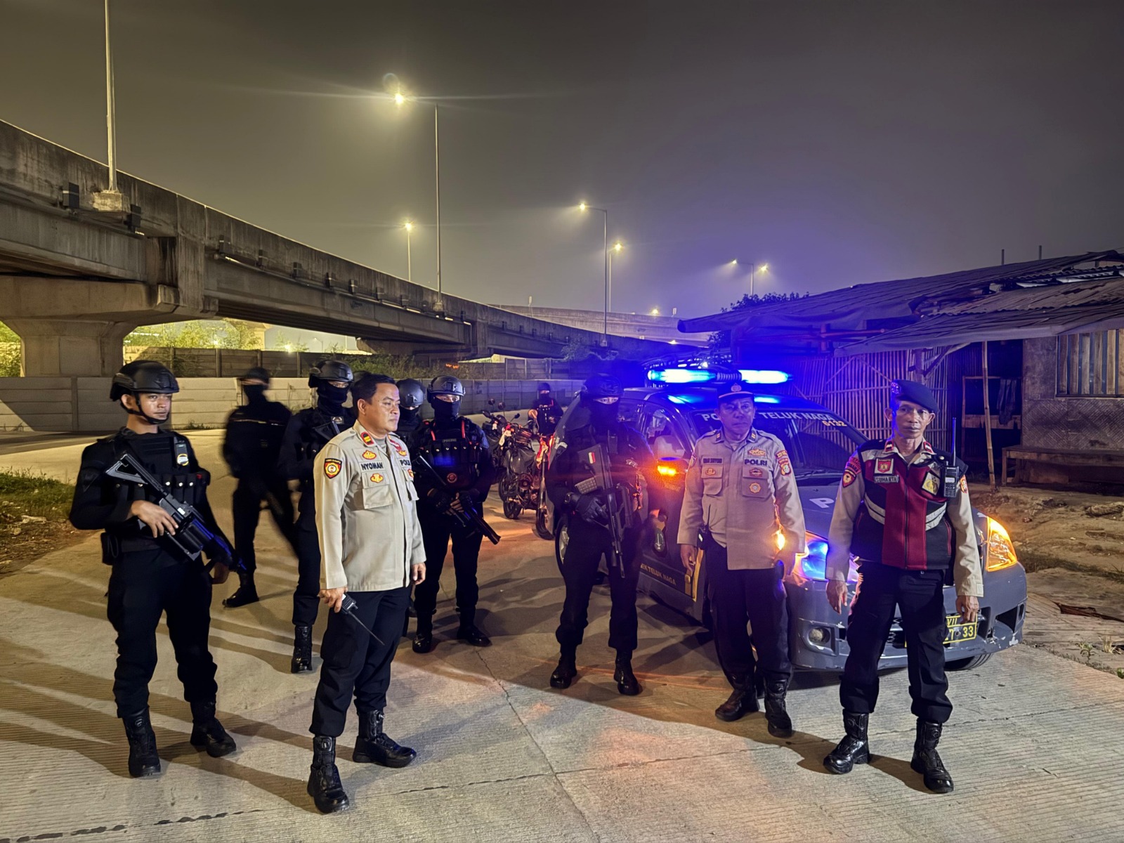 Brimob Polda Metro Jaya Bubarkan Tawuran di Kosambi, Parang 1 Meter Disita