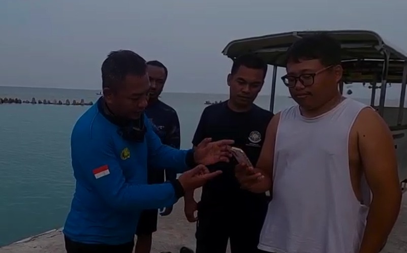 Respons Cepat dan Humanis, Anggota Polsek Kepulauan Seribu Selatan Berhasil Temukan HP Wisatawan yang Jatuh ke Laut di Dermaga Pulau Pari