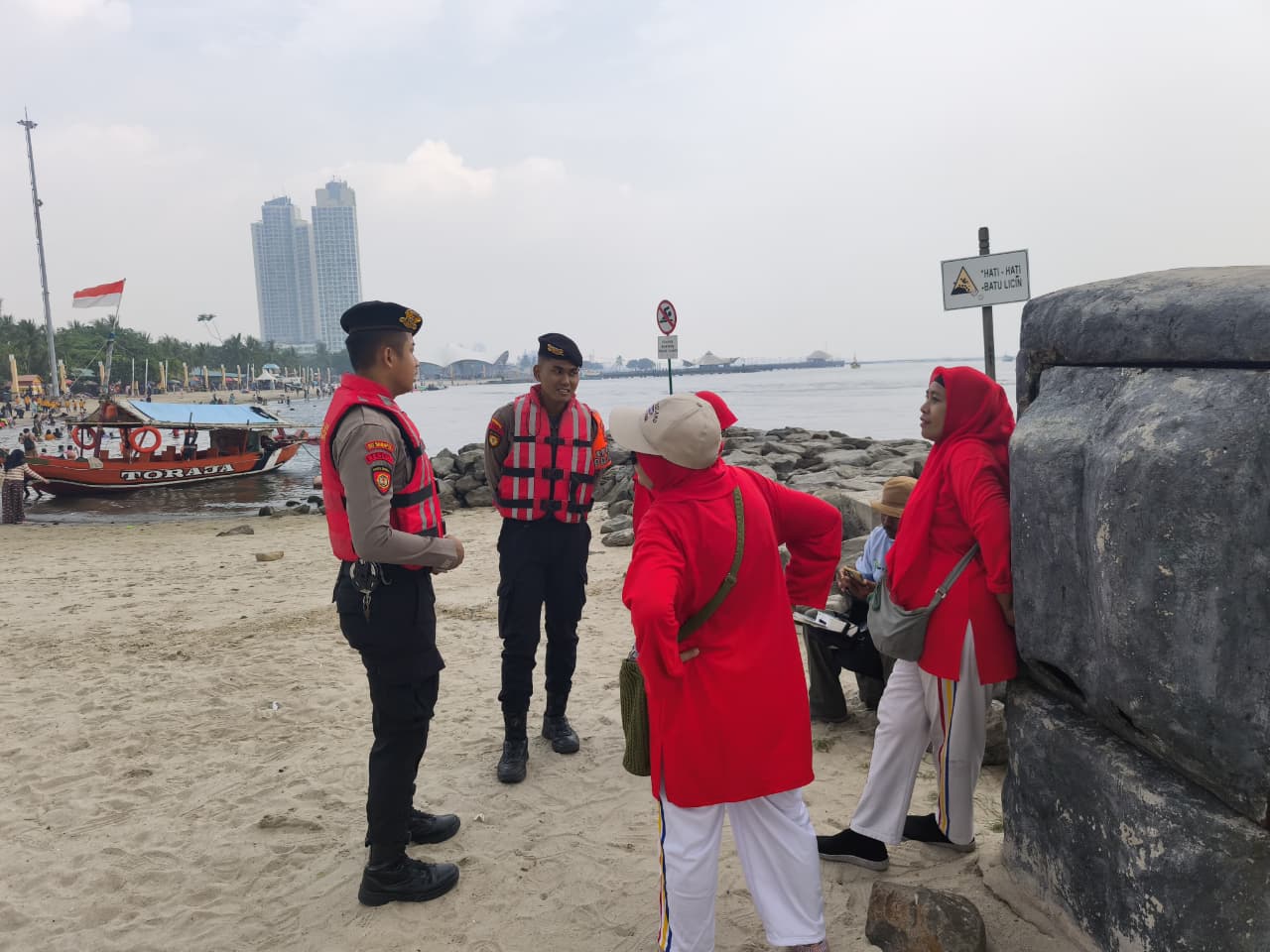 Patroli Siaga Bencana dan Harkamtibmas, Dit Samapta PMJ Pantau Kawasan Wisata Pantai Lagoon Ancol