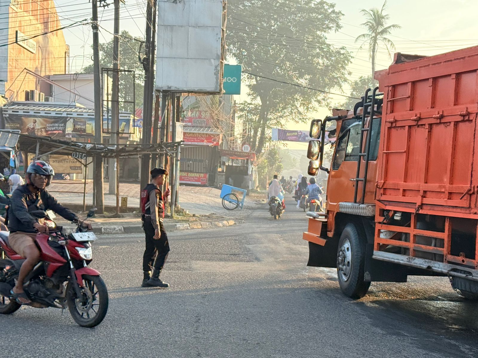 Jaga Kelancaran Aktivitas Pagi, Detasemen Perintis Baharkam Polri Gelar Pengaturan Lalu Lintas di Titik Rawan Kemacetan